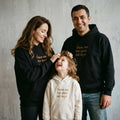 Tek sayfadan kombinlenebilen fermuarsız "These are the good old days" aile hoodie seti. Anne ve baba için siyah, çocuk için krem üzerine nakışlı premium tasarım. İçi kalın şardonlu polar dokusu ve yüksek kalite Alman işçiliğiyle tüm aileyi sıcak tutan, terletmeyen kışlık kombin.