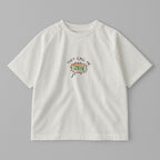 Ekru renkli, reglan kollu, omuzdan çıtçıtlı bebek tişörtü. Göğüs kısmında çizgi roman stilinde "THEY CALL ME NO!" nakışı bulunmaktadır.