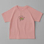Gül kurusu (pembe) renkli, reglan kollu, omuzdan çıtçıtlı bebek tişörtü. Göğüs kısmında çizgi roman stilinde "THEY CALL ME NO!" nakışı bulunmaktadır.