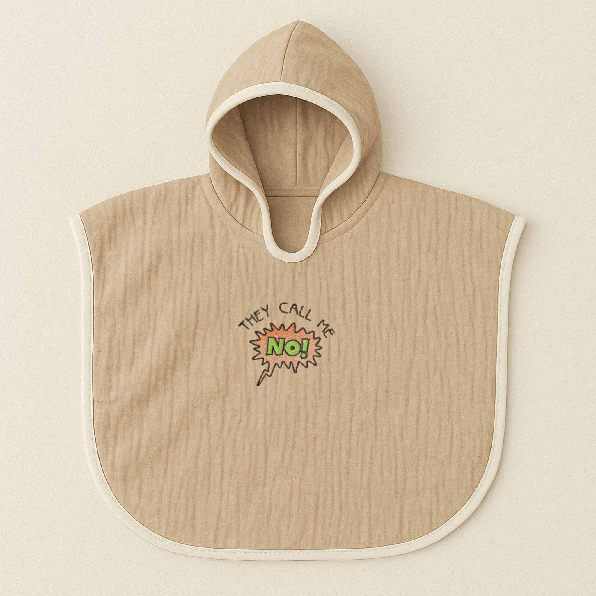 Somon rengi (bej), kapüşonlu, müslin kumaştan bebek ve çocuk pançosu. Göğüs kısmında çizgi roman stilinde "THEY CALL ME NO!" yazısı işlenmiştir.