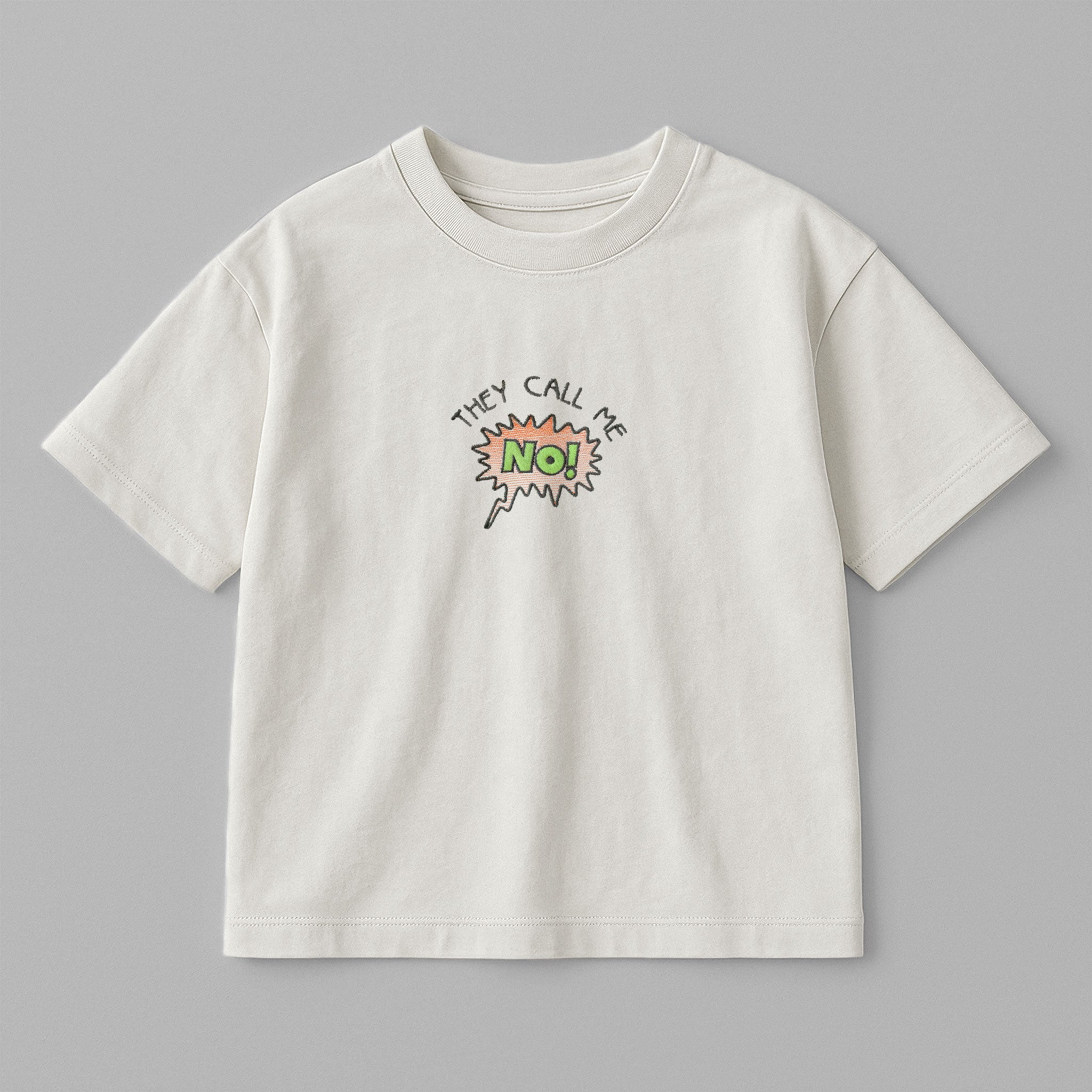 Ekru renkli, oversize kesim, 1-5 yaş için pamuklu çocuk tişörtü. Göğüs kısmında çizgi roman stilinde "THEY CALL ME NO!" nakışı bulunmaktadır.