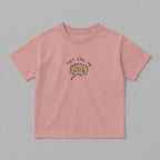 Gül kurusu (pembe) renkli, oversize kesim, 1-5 yaş için pamuklu çocuk tişörtü. Göğüs kısmında çizgi roman stilinde "THEY CALL ME NO!" nakışı bulunmaktadır.