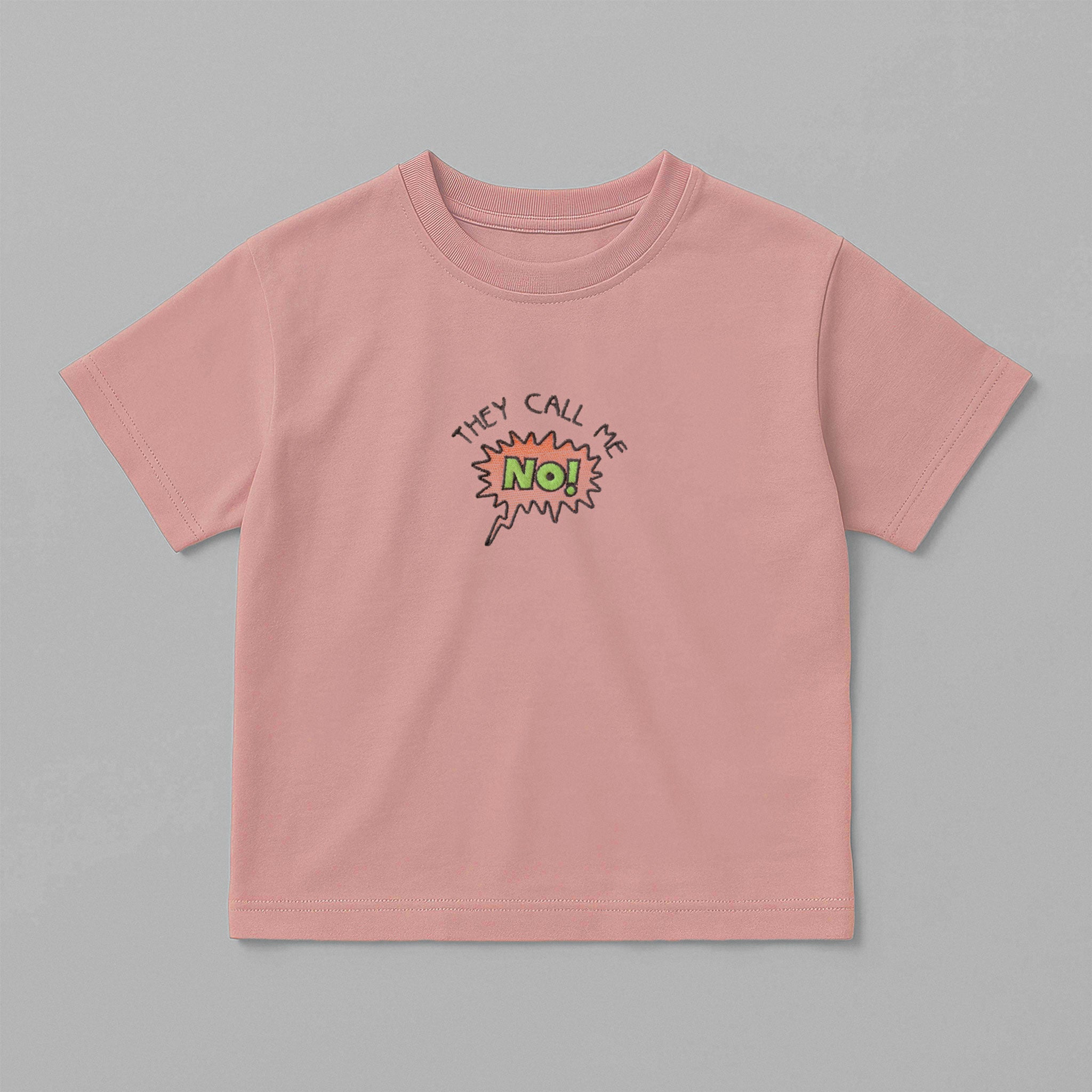 Gül kurusu (pembe) renkli, oversize kesim, 1-5 yaş için pamuklu çocuk tişörtü. Göğüs kısmında çizgi roman stilinde "THEY CALL ME NO!" nakışı bulunmaktadır.