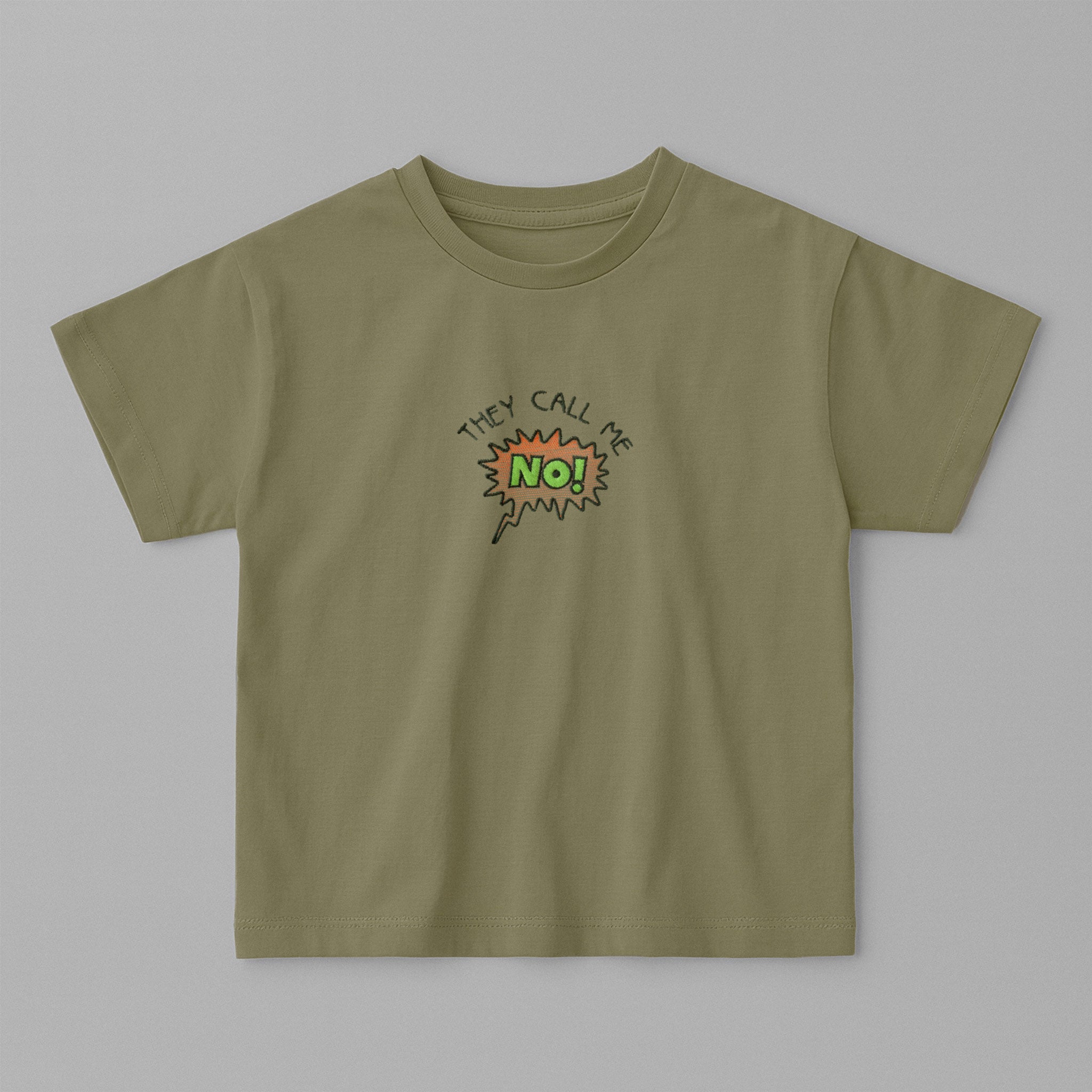 Haki yeşili, oversize kesim, 1-5 yaş için pamuklu çocuk tişörtü. Göğüs kısmında çizgi roman stilinde "THEY CALL ME NO!" nakışı bulunmaktadır.