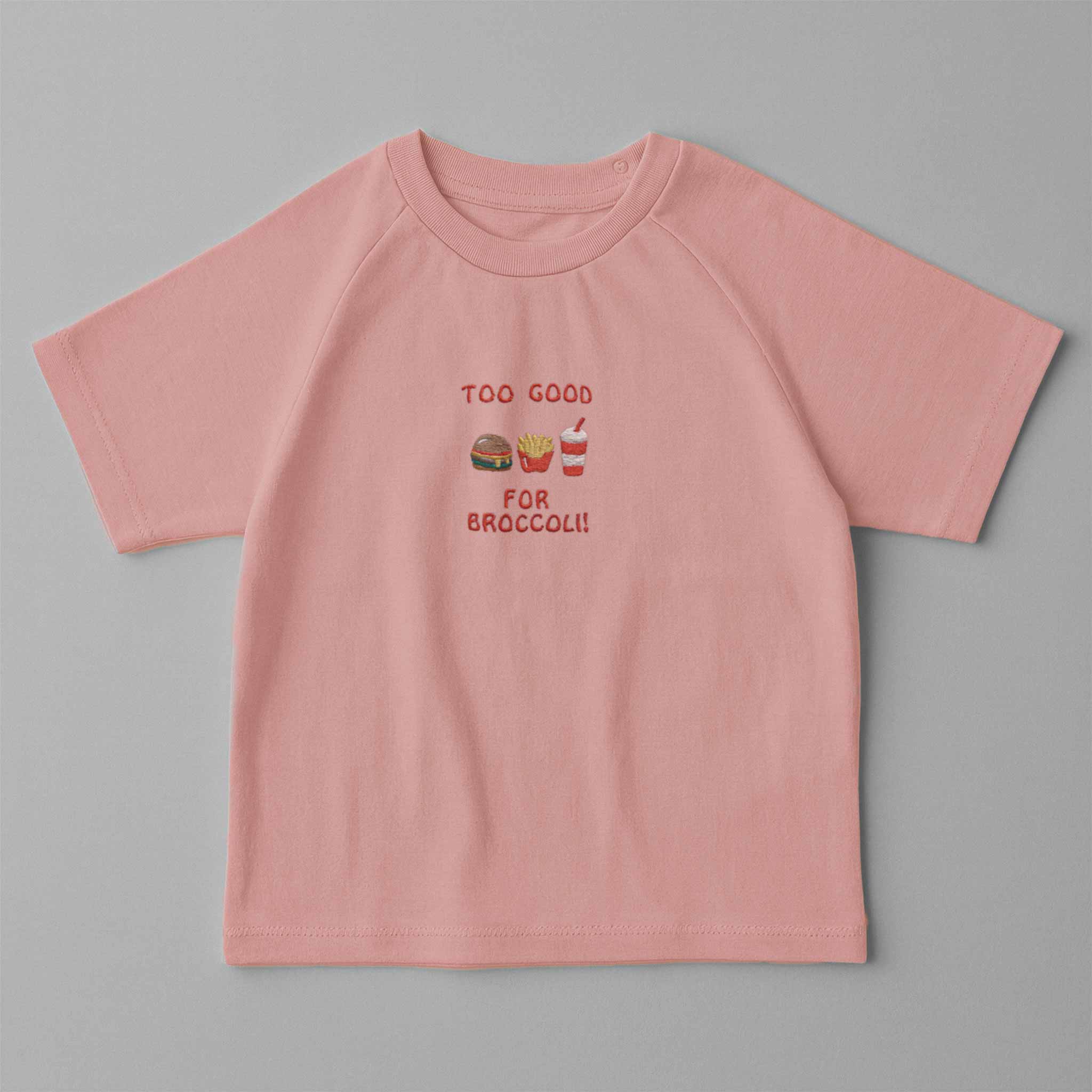 Gül kurusu (pembe) renkli, reglan kollu, omuzdan çıtçıtlı bebek tişörtü. Göğüs kısmında "Too Good for Broccoli" yazısı ve hamburger, patates, içecek nakışları bulunmaktadır.