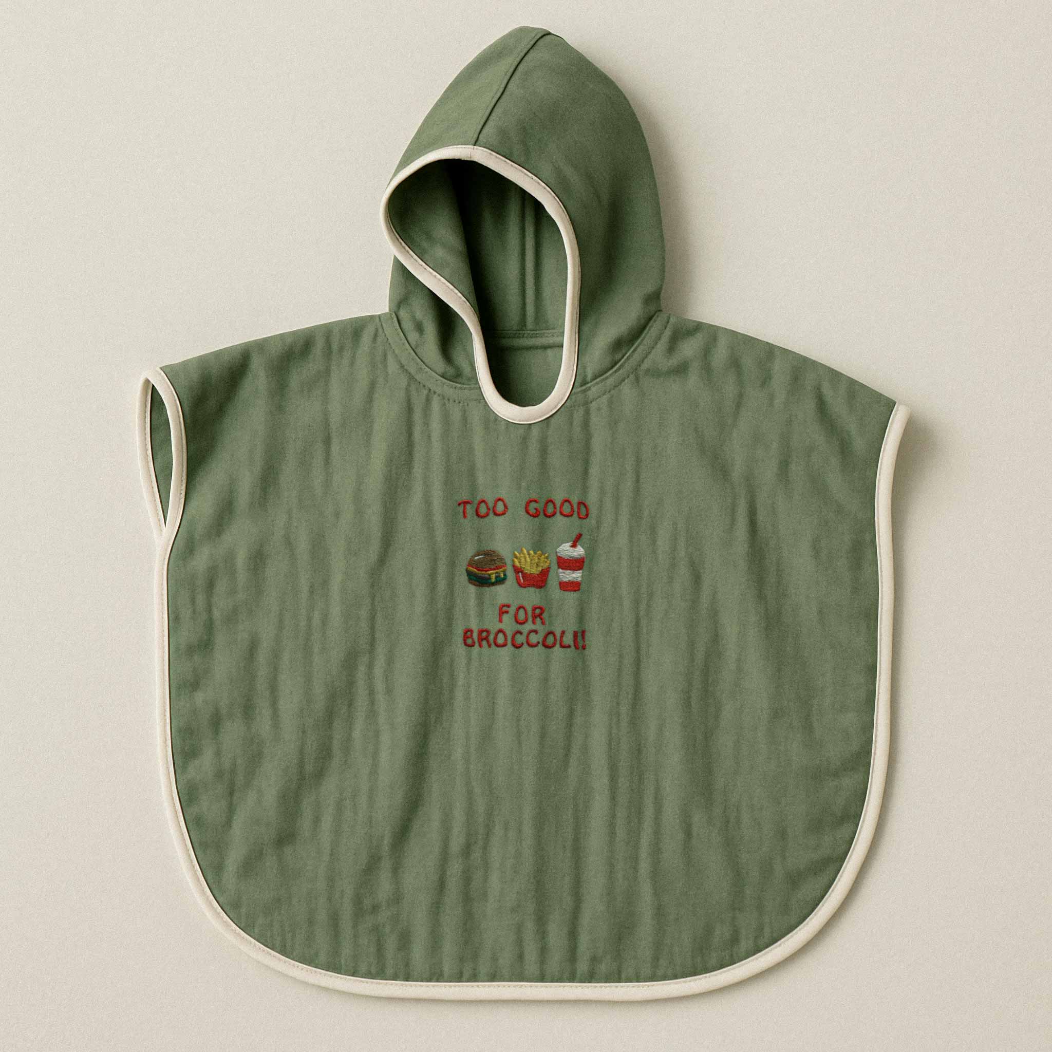 Haki yeşili renginde, kapüşonlu, müslin kumaştan bebek ve çocuk pançosu. Göğüs kısmında "Too Good for Broccoli" yazısı ve hamburger, patates kızartması, içecek nakışları bulunmaktadır.
