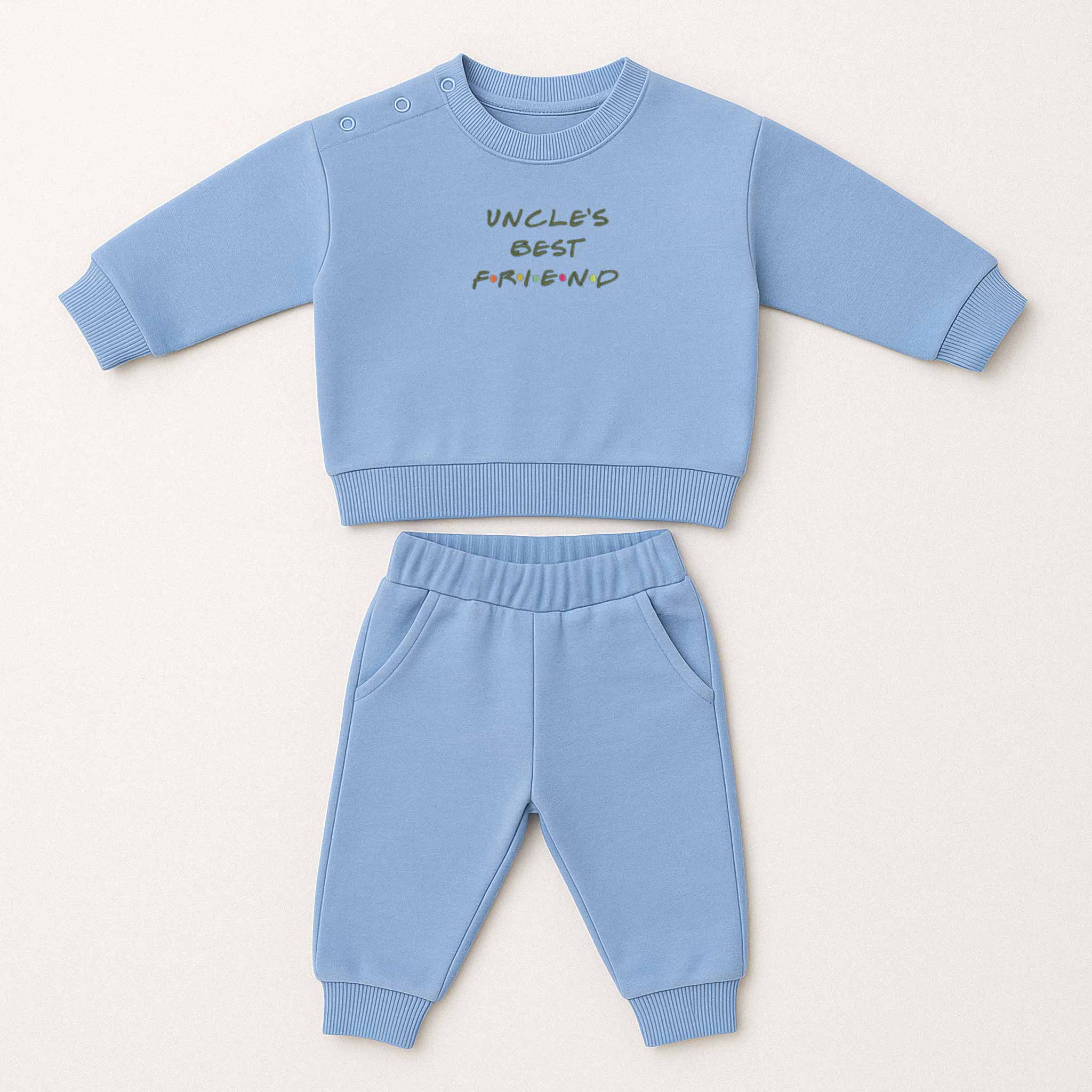 Mavi renkli, sweatshirt ve pantolondan oluşan "Uncle's Best Friend" baskılı, omuzdan çıtçıtlı pamuklu bebek eşofman takımı.