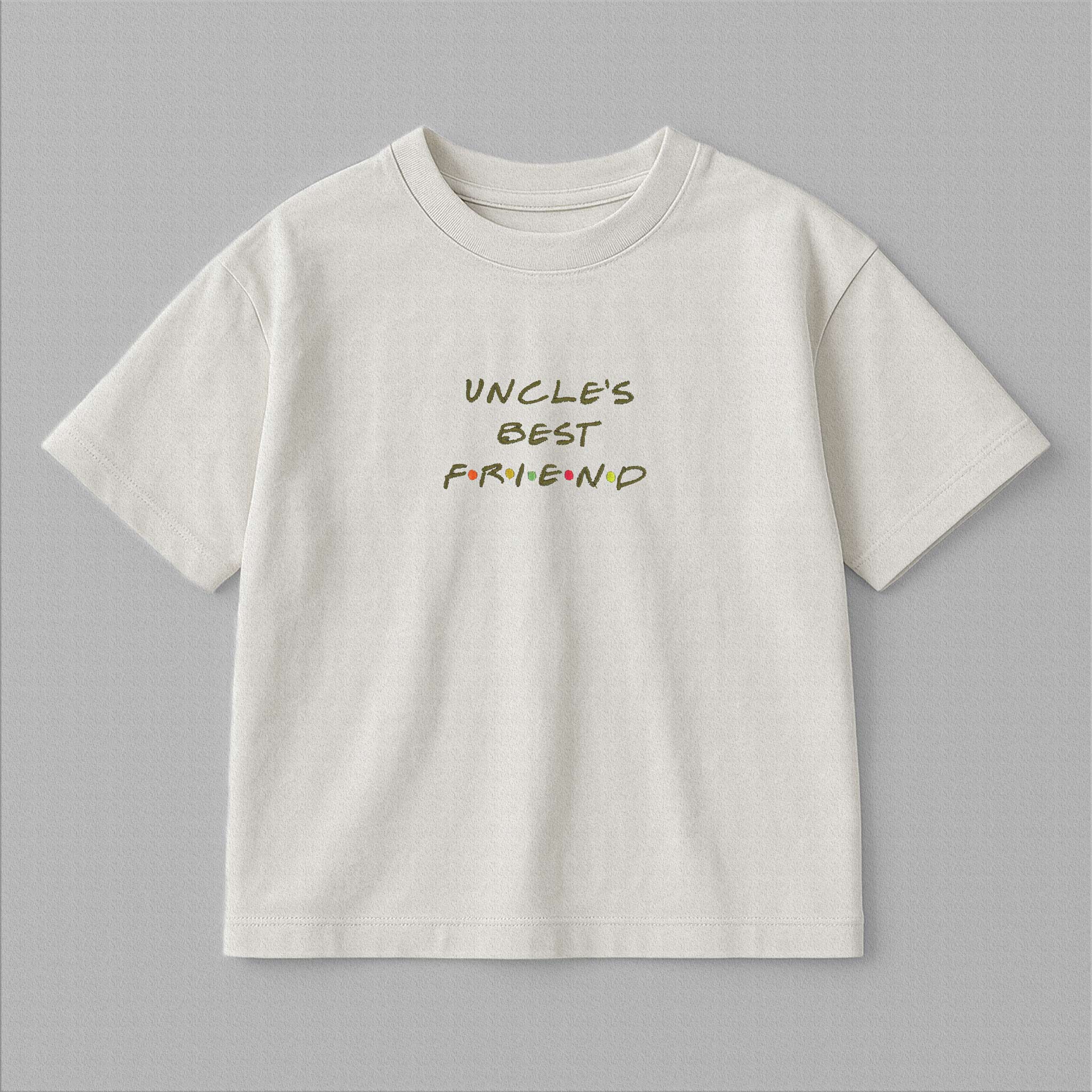 Ekru renkli, oversize kesim, üzerinde renkli noktalarla ikonik Friends dizisi fontunda 'UNCLE'S BEST FRIEND' nakışı bulunan pamuklu çocuk tişörtü.