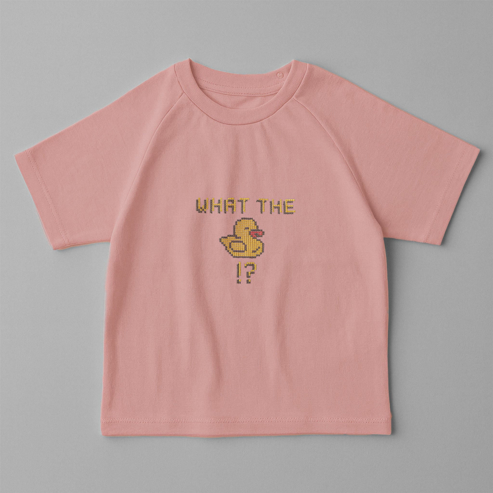 Gül kurusu (pembe) renkli, reglan kollu, omuzdan çıtçıtlı bebek tişörtü. Göğüs kısmında piksel tasarımlı "What the duck" ve ördek figürü nakışı bulunmaktadır.