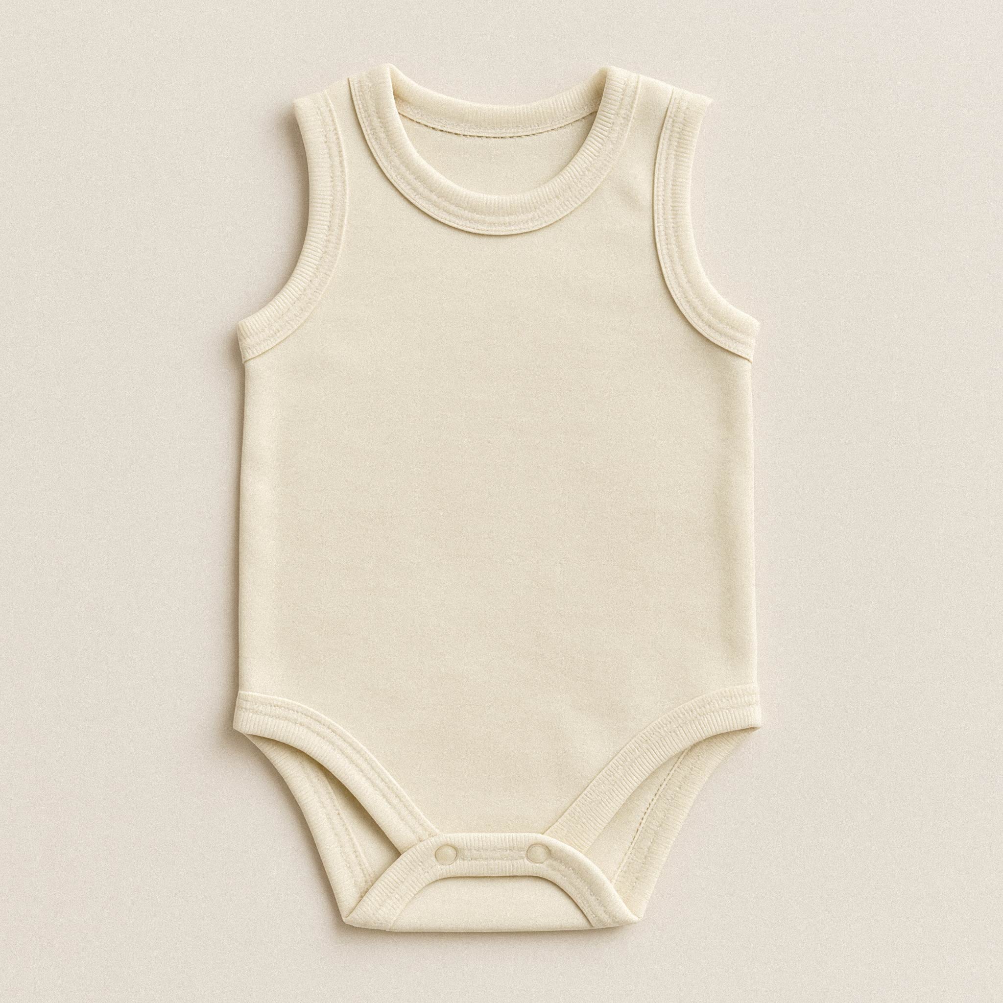 Ekru renkli, %100 pamuklu, kolsuz, alttan çıtçıtlı yenidoğan atlet body (zıbın).