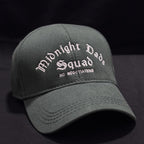 Koyu yeşil renkli, içi ve dışı %100 pamuklu premium beyzbol şapkası. Ön panelinde karanlıkta parlama özelliğine sahip özel iplikle, gotik fontta işlenmiş "Midnight Dads Squad" ve "NO NEGOTIATIONS" nakışı yer alır. Alman nakış ipliğiyle özenle hazırlanmıştır. Terletmeyen nefes alabilir yapısı ve gün boyu konfor sunan pamuklu dokusuyla babalara özel, premium ve eğlenceli bir şapka.