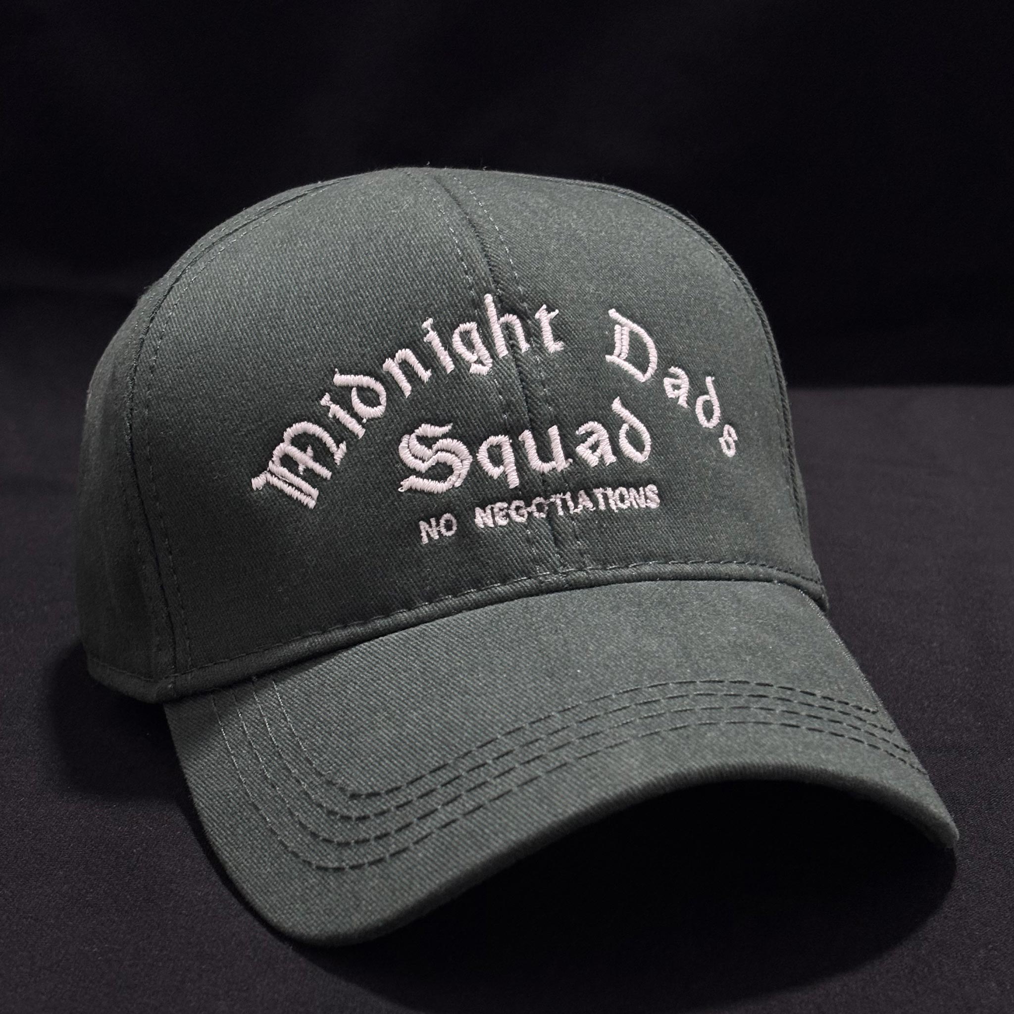 Koyu yeşil renkli, içi ve dışı %100 pamuklu premium beyzbol şapkası. Ön panelinde karanlıkta parlama özelliğine sahip özel iplikle, gotik fontta işlenmiş "Midnight Dads Squad" ve "NO NEGOTIATIONS" nakışı yer alır. Alman nakış ipliğiyle özenle hazırlanmıştır. Terletmeyen nefes alabilir yapısı ve gün boyu konfor sunan pamuklu dokusuyla babalara özel, premium ve eğlenceli bir şapka.