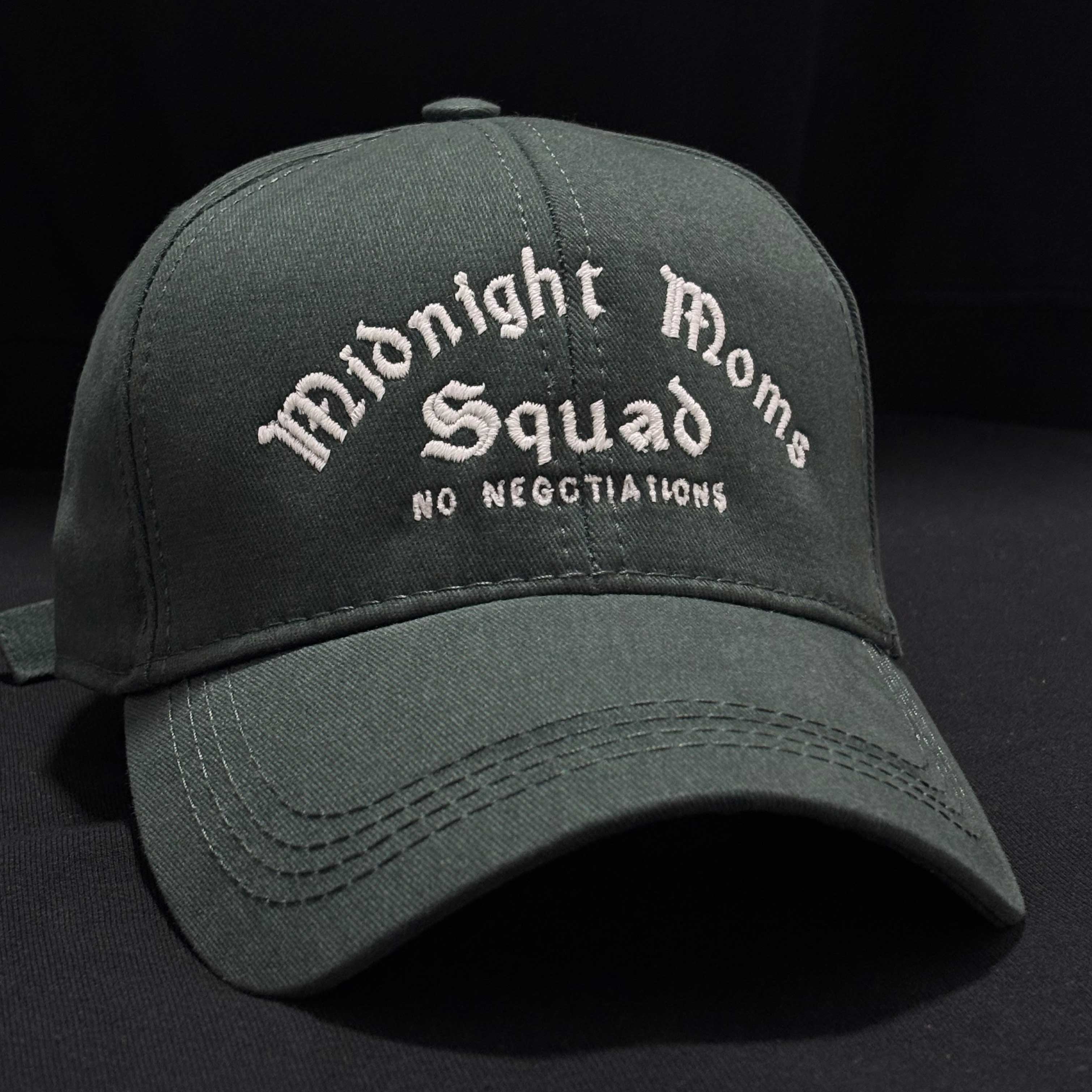 İç astarı ve dış yüzeyi %100 pamuktan üretilmiş yeşil renkli premium ebeveyn şapkası. Ön panelinde yer alan "Midnight Moms Squad NO NEGOTIATIONS" yazısı, karanlıkta parlayan özel fosforlu iplik kullanılarak yüksek kaliteli Alman nakış işçiliğiyle işlenmiştir. Nefes alan ve terletmeyen yapısıyla gün boyu konfor sağlar. Arkasındaki dayanıklı toka ile kolayca ayarlanabilen, anneler için özel tasarlanmış şık ve esprili aksesuar.