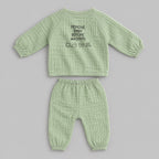 Yeşil renkli, nefes alan pamuklu dokulu kumaştan üretilmiş alt-üst kruvaze bebek takımı. Üst parçanın sırt kısmında esprili "REMOVE BABY BEFORE WASHING" yazısı ve yıkama talimatı sembollerinin işlendiği eğlenceli nakış detayı yer alır. Birinci sınıf Alman nakış ipliği kullanılarak yüksek kalite standartlarında özenle üretilmiştir. Bebeklerin hassas cildine uygun esnek belli pantolonu, büzgülü kol detayları ve konforlu yapısıyla öne çıkan premium tasarım.