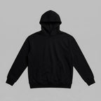 Kişiye özel tasarım sayfasında kullanılmak üzere hazırlanmış, siyah renkli boş yetişkin kapüşonlu sweatshirt. Bu görsel, müşterilerin özelleştirme aracını kullanarak kendi metinlerini veya tasarımlarını yazdıklarında, yüksek kaliteli nakış işlemesinin ürün üzerinde nasıl görüneceğini dijital olarak simüle etmeleri için bir önizleme tabanıdır. Heavyweight %100 pamuklu tok kumaş dokusu ve oversize kalıbı, uygulanan tasarımların gerçeğe en yakın şekilde görüntülenmesini sağlar. Sağlıklı bir kişiselleştirme den